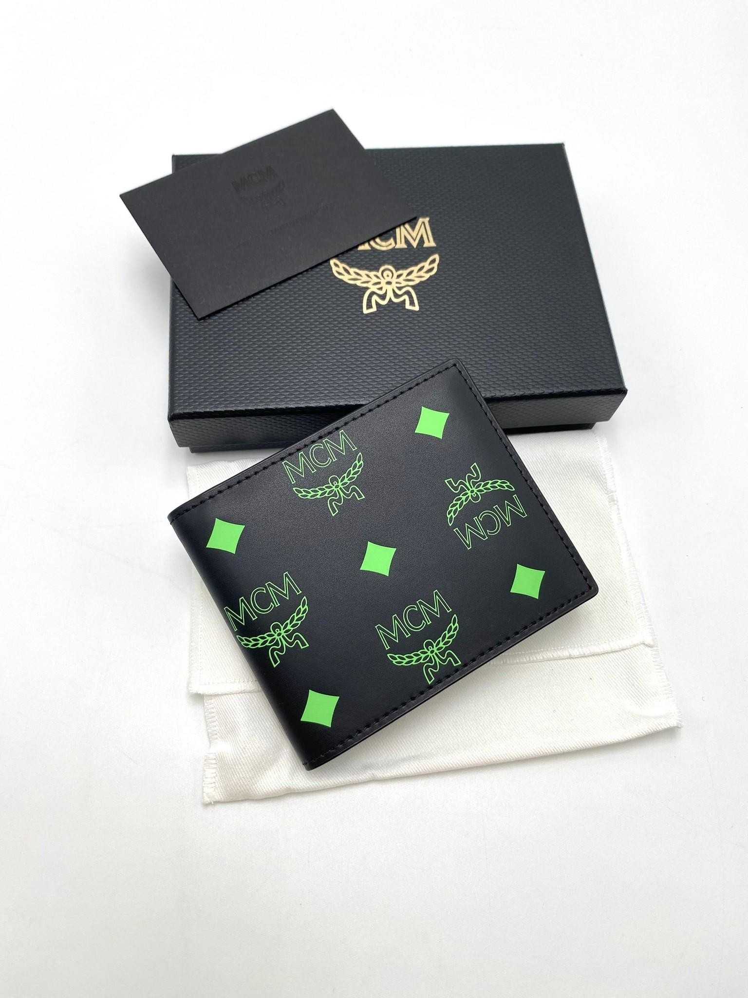 MCM Bifold Wallet in Color Splash Logo Leather (6 การ์ด) ช็อปเกาหลี (Ems เท่านั้น)