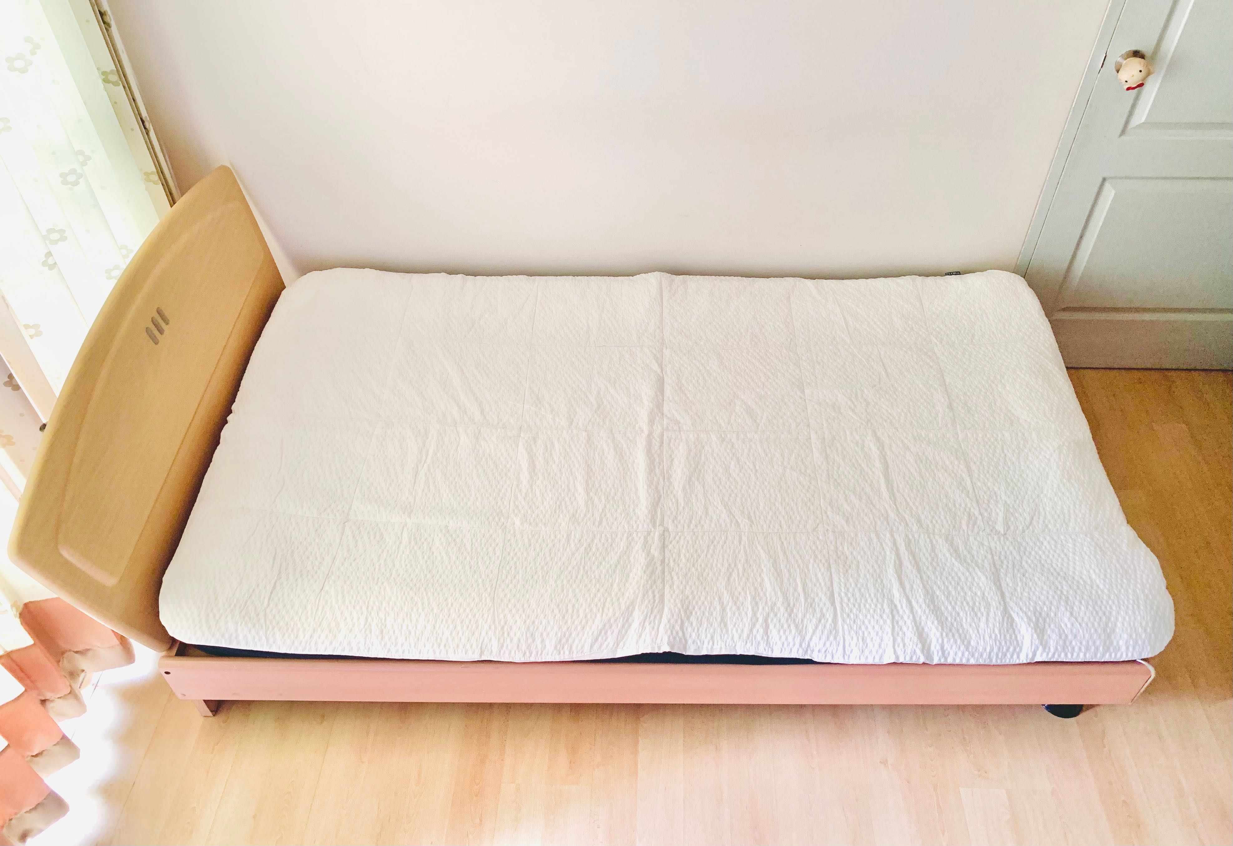 ที่นอนปิคนิค หรือท๊อปเปอร์ ขนาด 3.5ฟุต สีขาวปักลายตารางทั้งผืน ยี่ห้อ FLORA (BED&BATH) (สภาพใหม่)