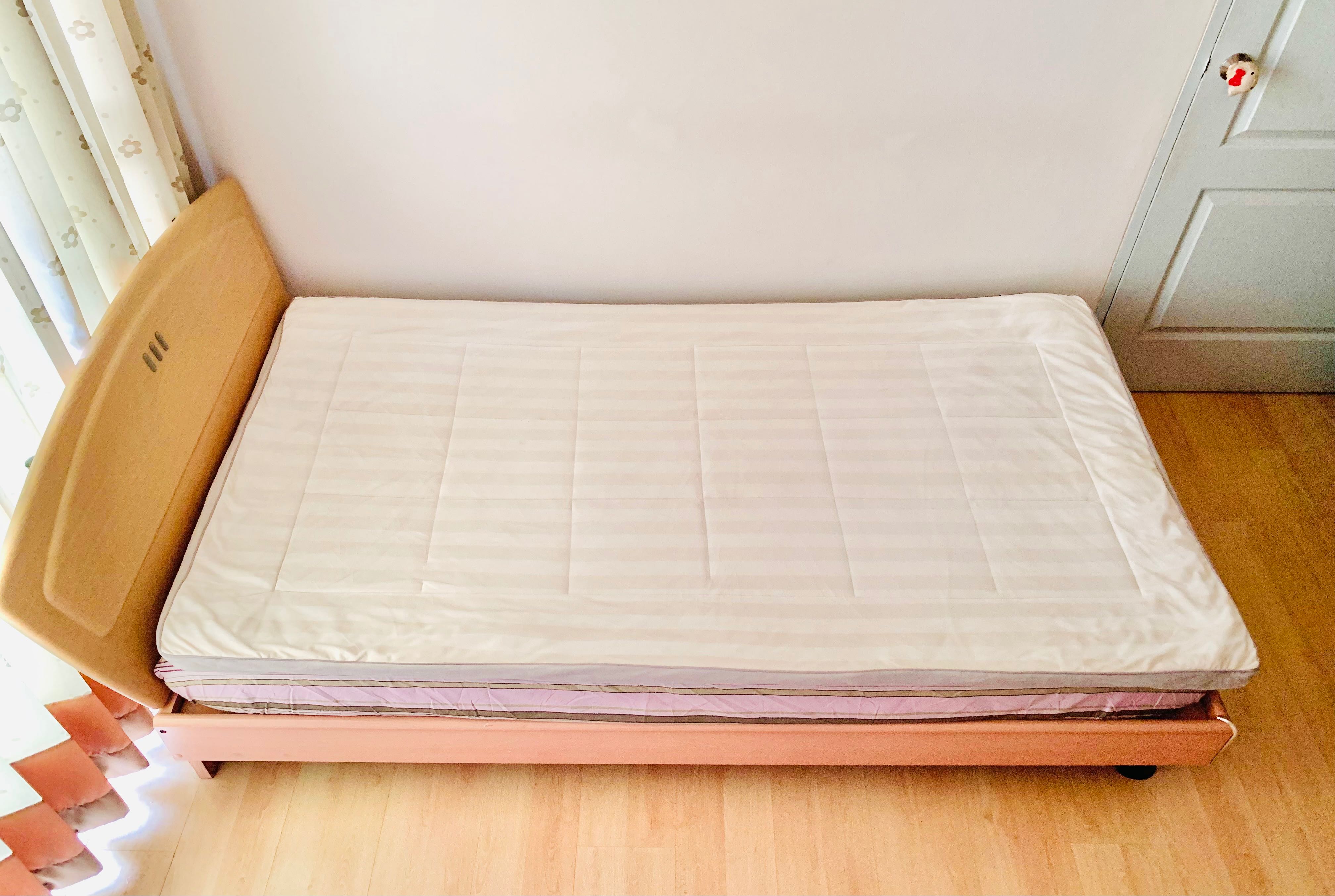 ที่นอนปิคนิค หรือท๊อปเปอร์ ขนาด 3.5ฟุต สีน้ำตาลอ่อนทูโทนกำมะหยี่ลายทาง ยี่ห้อ Arnaldo Bassini มือสอง
