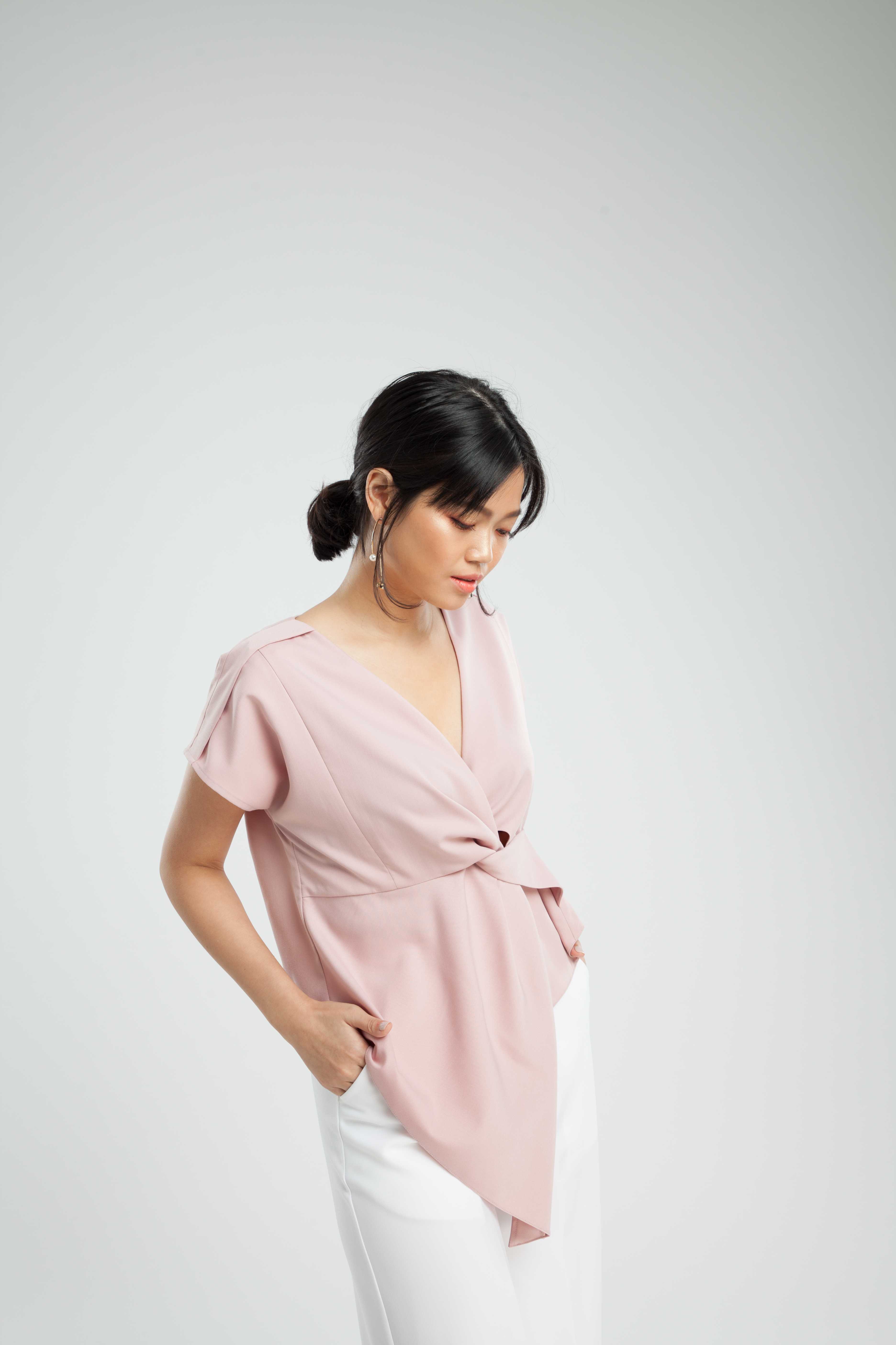 QueenCows เสื้อให้นม Milada V collar Top (Pink)