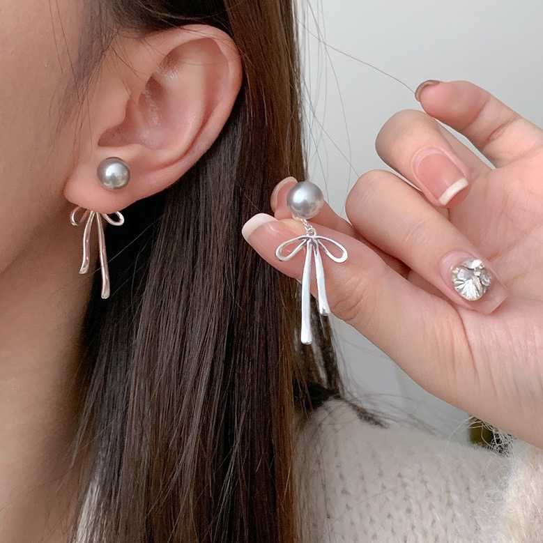 [พร้อมส่ง] ต่างหูรูปโบว์ ประดับมุกแก้วสีเงิน | QE003
