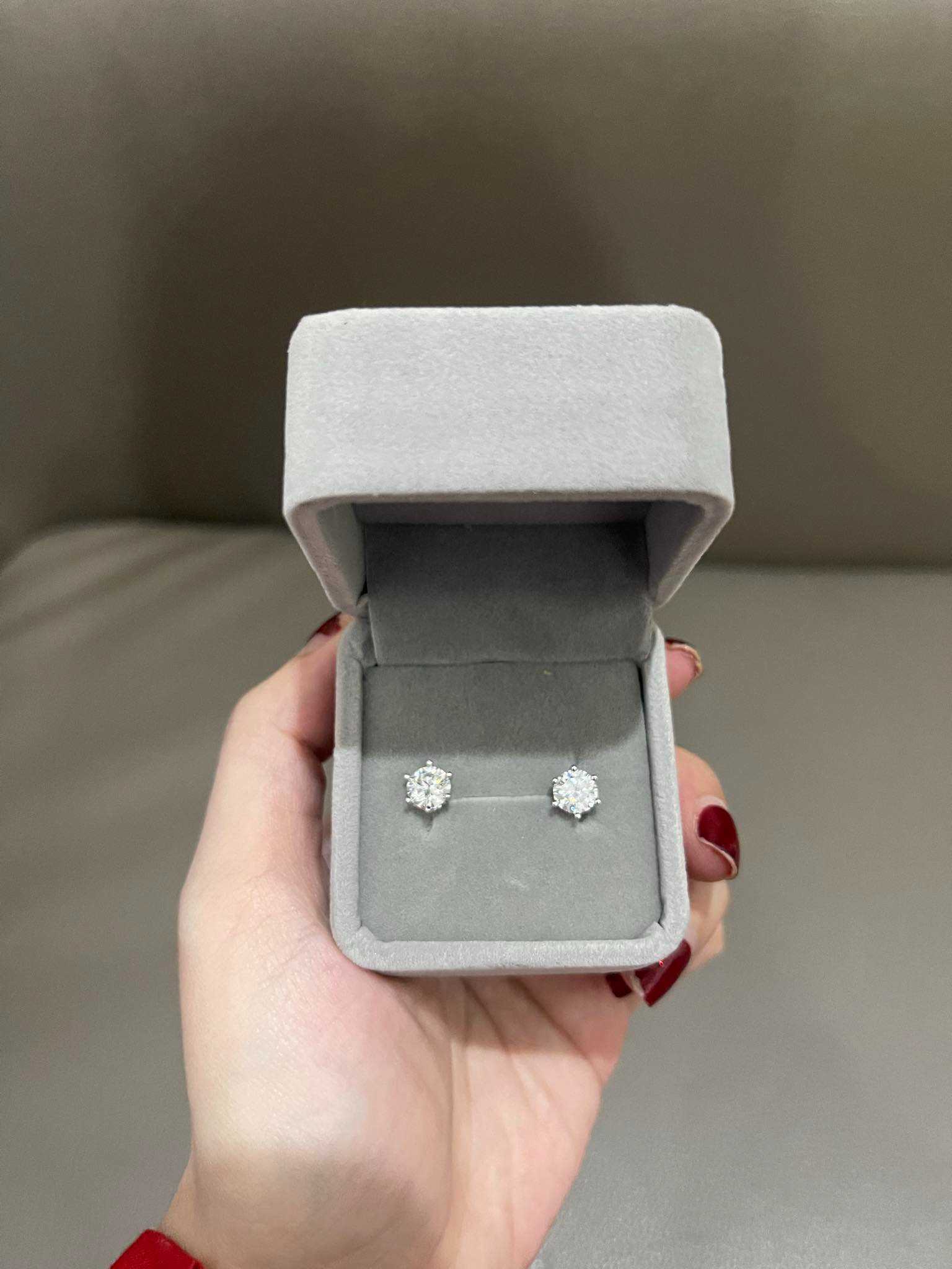 พร้อมส่ง 6 เตย 1 carat round stud earrings