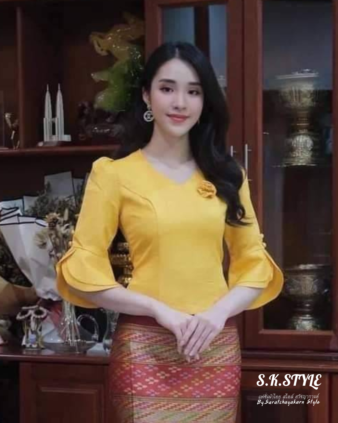 ❤️เสื้อผ้าไหมลาว คอวี แขนกระดิ่ง แมชใส่กับผ้าถุง ไปงานบวช งานบุญ สวยมาก