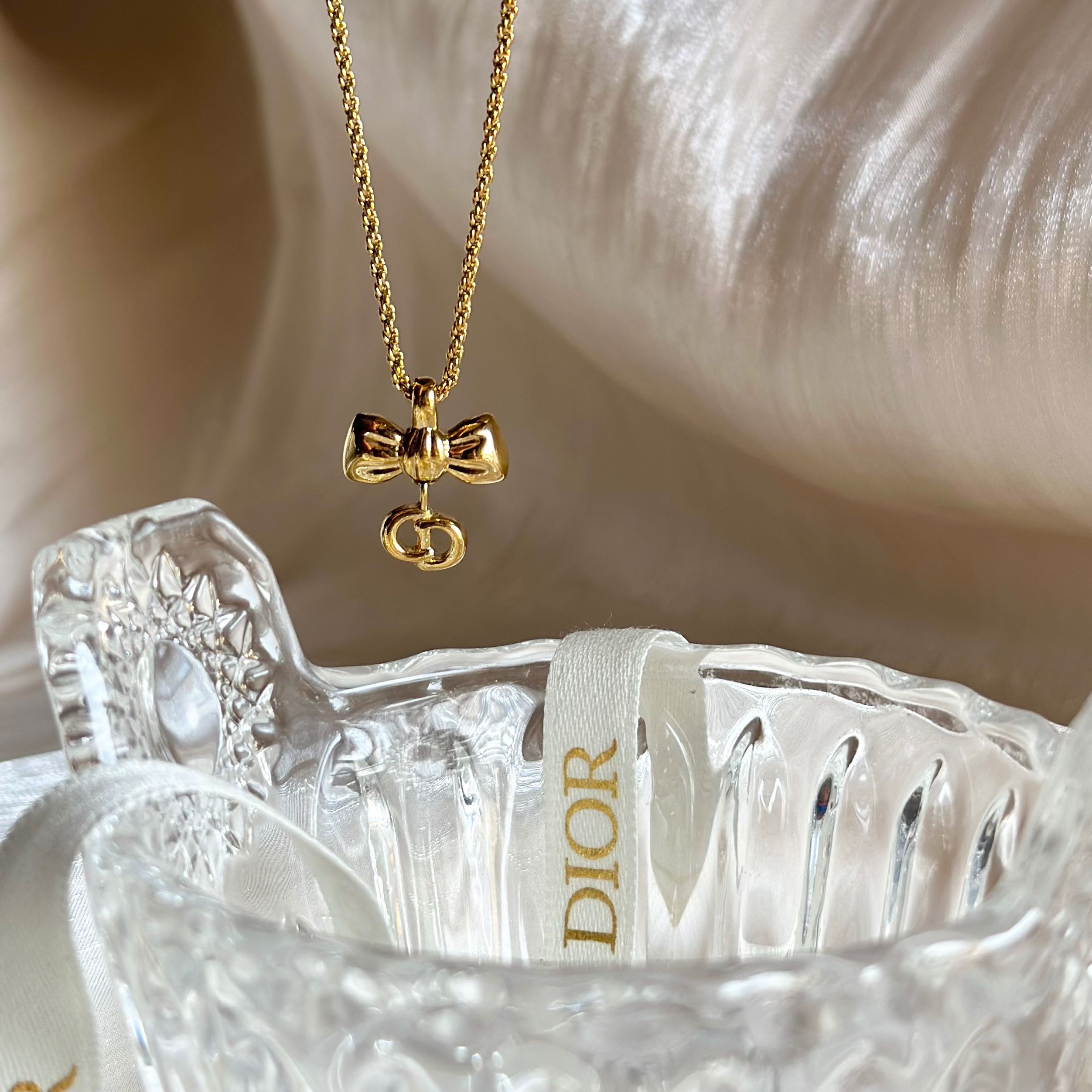 Cd bow vintage necklace 
