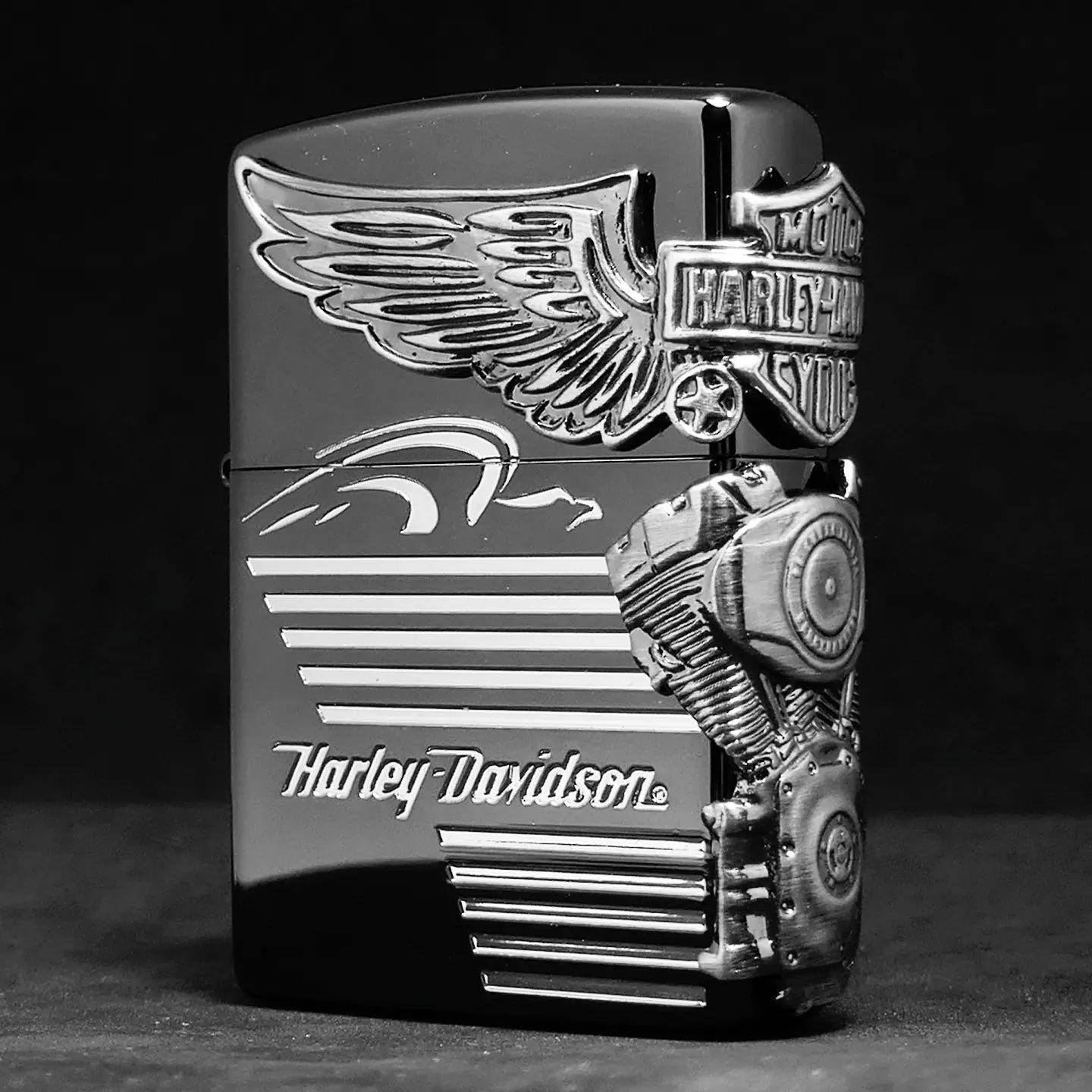 Zippo ไฟแช็กรุ่น HDP-25 Harley Davidson - Engine Wings (Black-Silver)