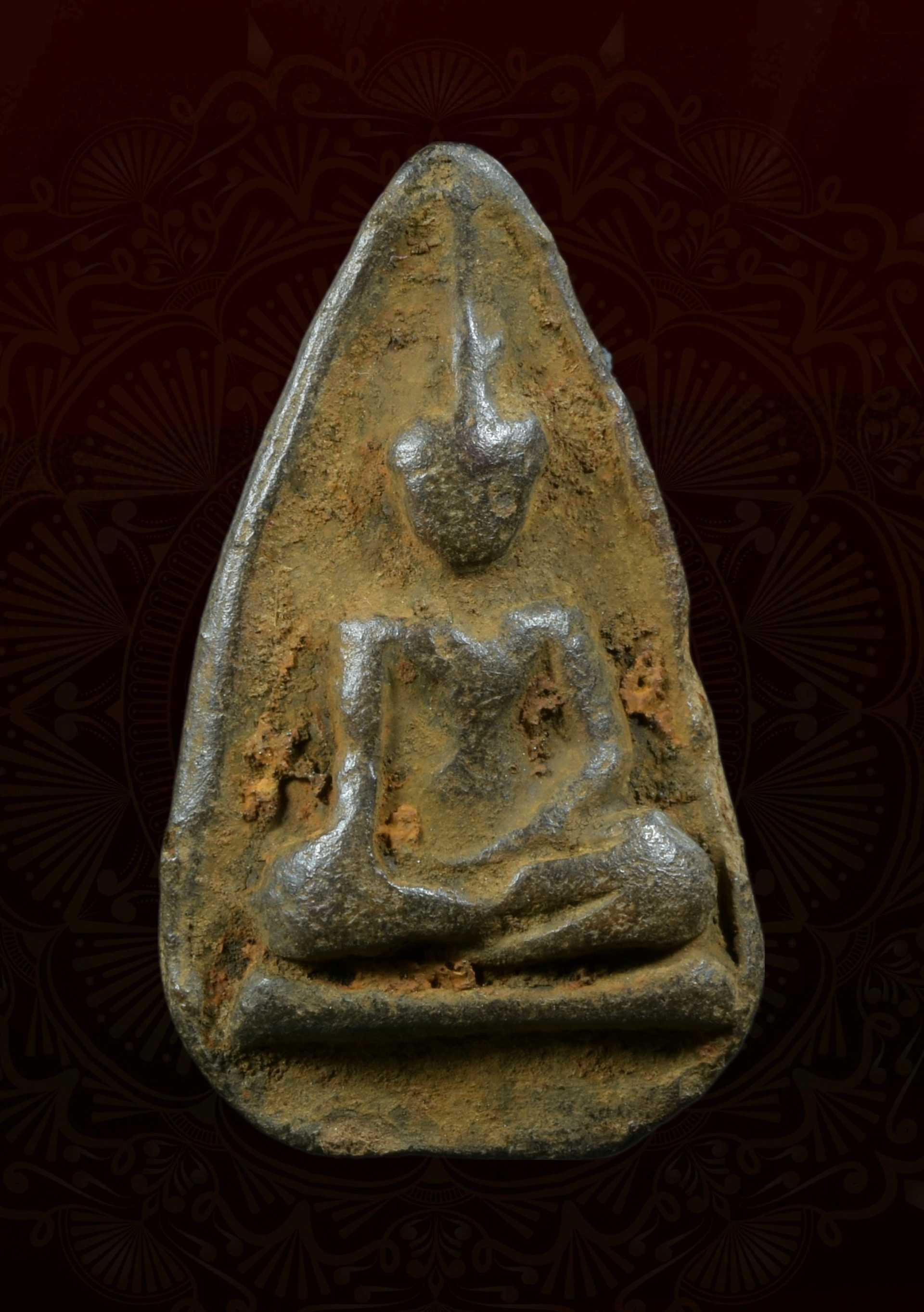 พระนางกำแพงกลีบบัว เนื้อดิน