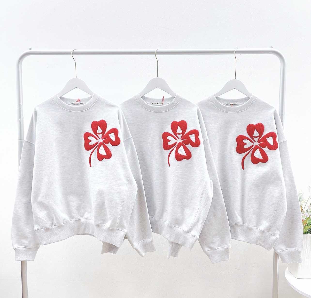 Mardi Clover Satin Sweatshirt  (Heather/Red)