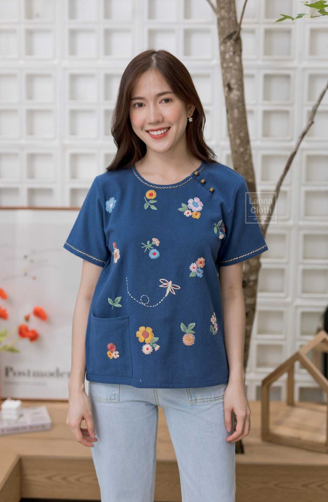 เสื้อผ้าฝ้ายสีน้ำเงินปักลายด้นมือ ลายดอกกระจาย คอกลมผ่ากระดุม 3 เม็ดแกะได้