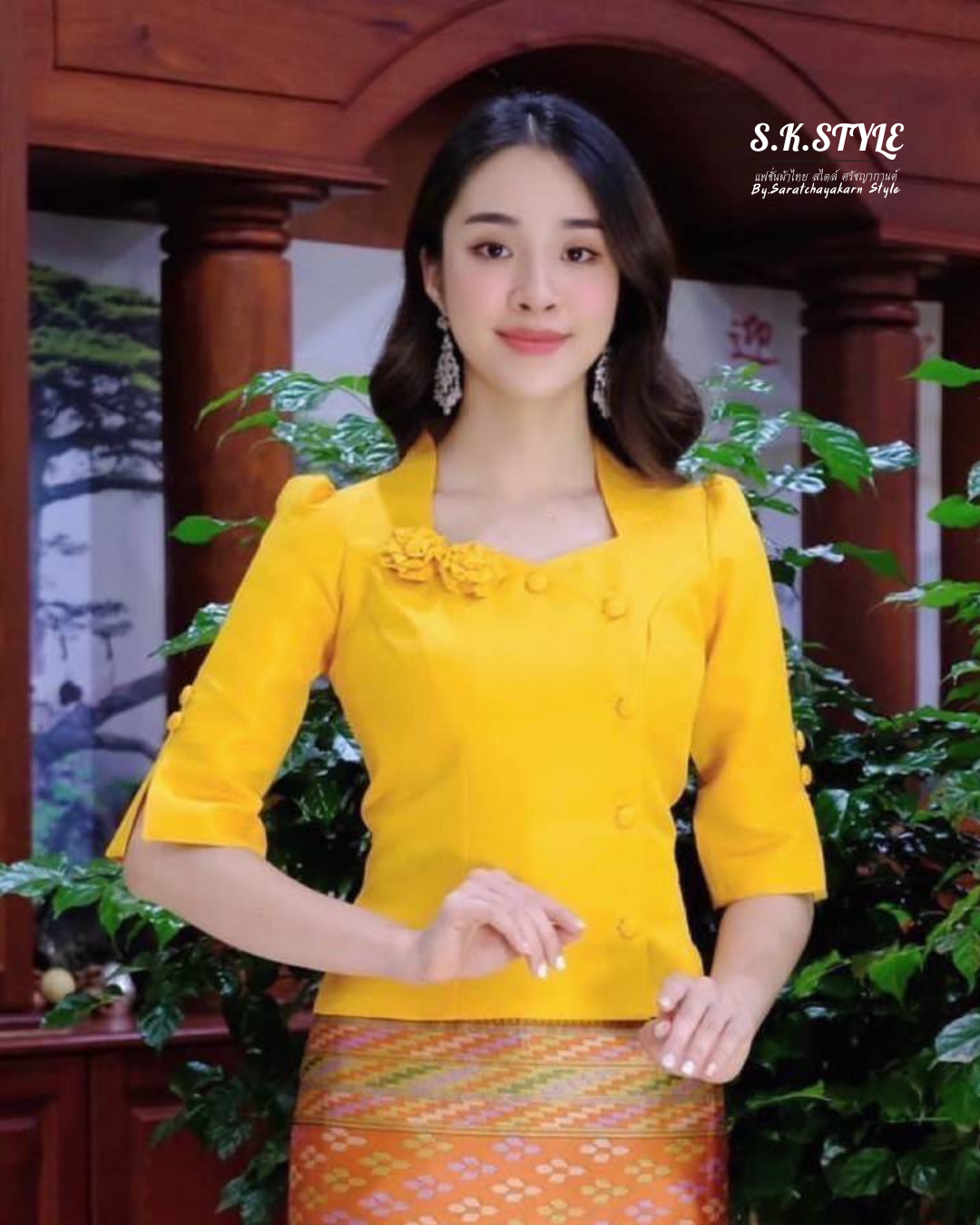 ❤️เสื้อผ้าไหมลาว ดีเทลห้าคอเหลี่ยม แขนศอกระบาย แต่งกระดุม แมชใส่กับผ้าถุง ไปงานบวช งานบุญ สวยมาก