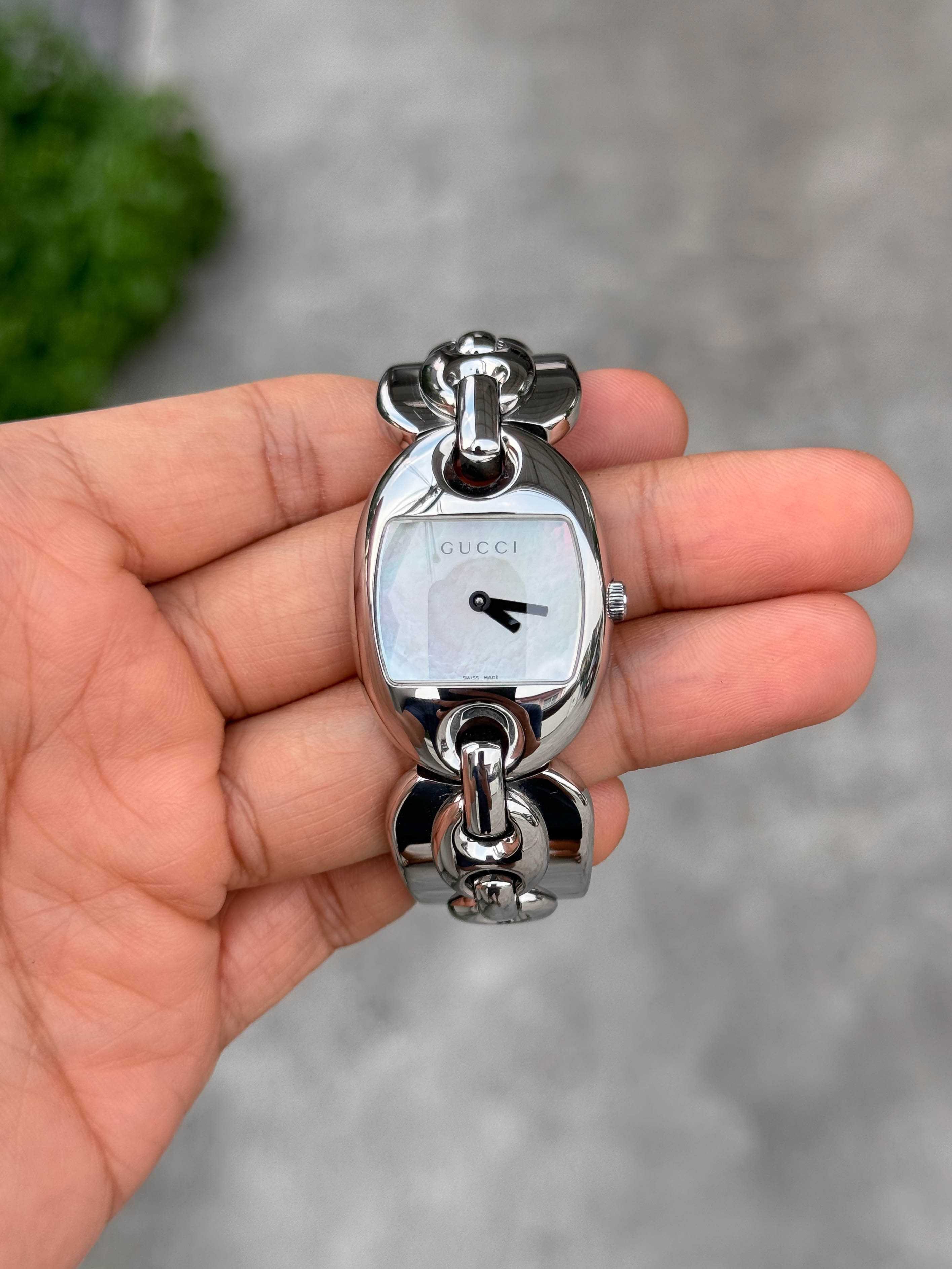 Gucci 121.5 Lady Size Quartz กำไล หน้ามุกขาว เรือนเหล็ก