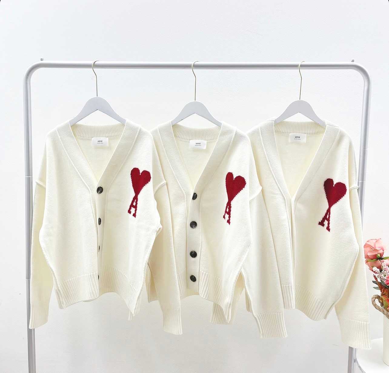 Ami  Paris de Coeor Cardigan (Off White)