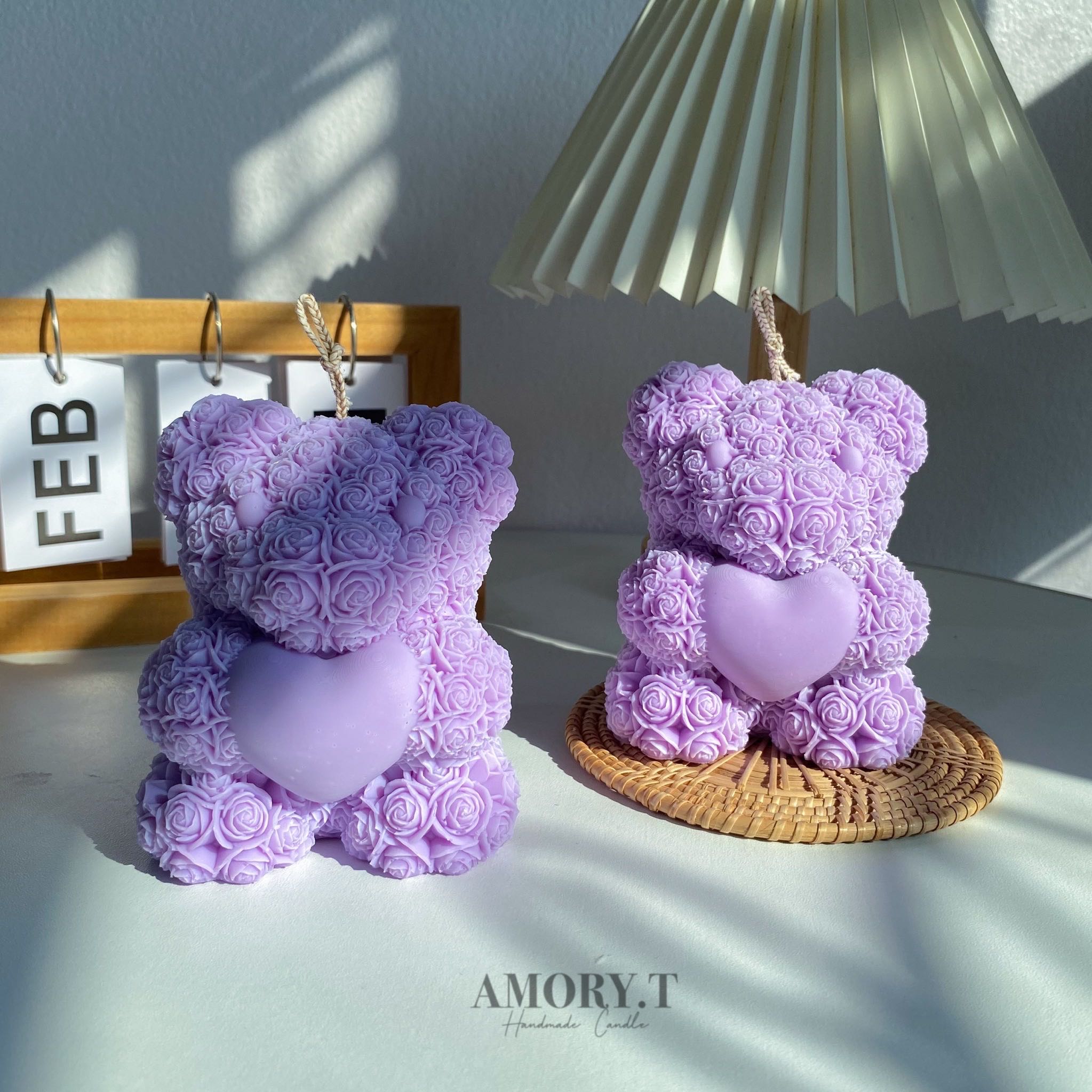 เทียนหอม หมีหัวใจ ลายกุหลาบ (Size L) | Amory.t