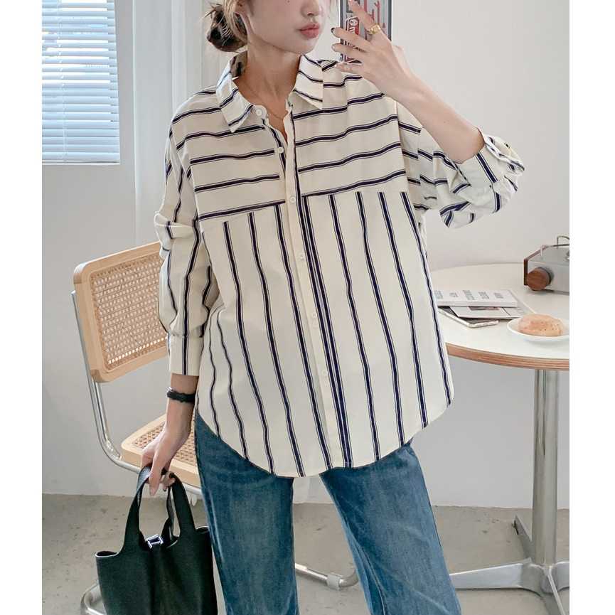 เชิ้ตทรง oversize โทนสีครีมตัดริ้วกรม ทรงสวยเก๋มากๆแบบน่ารักมากๆ