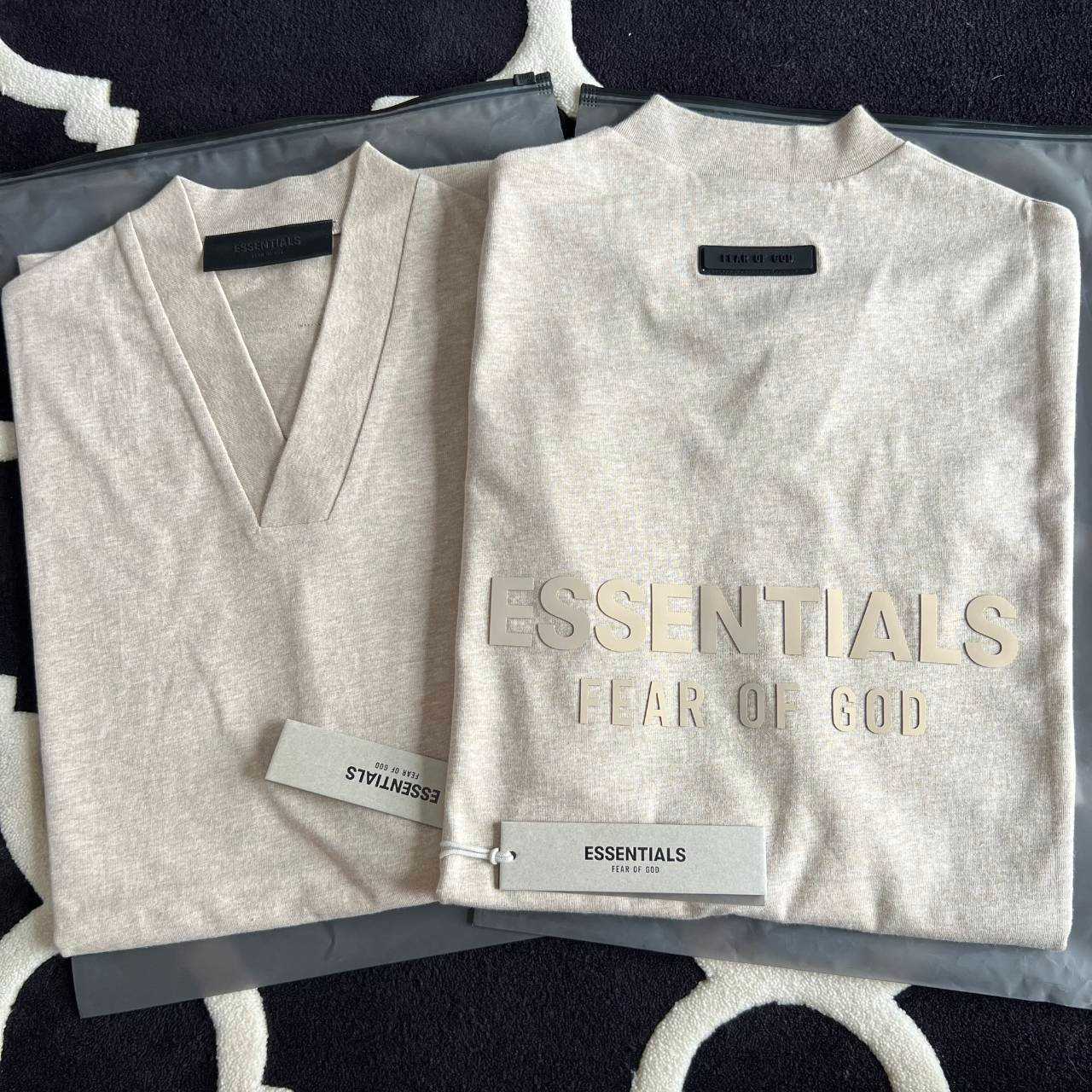 Essentials Fear of God  คอวี​ V. โลโก้ยางด้านหลัง