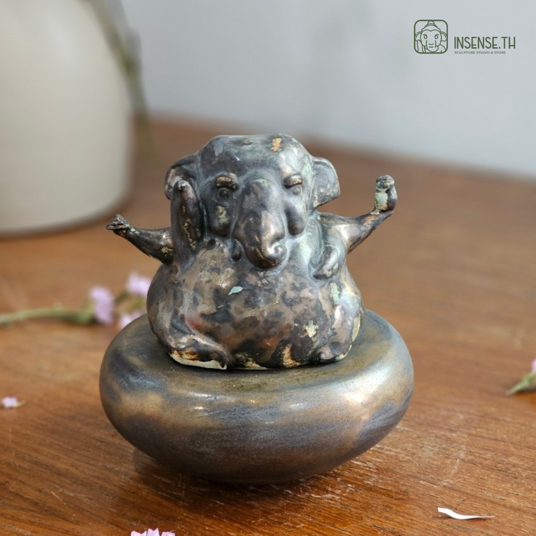 พระพิฆเนศเนื้อเซรามิก 4 กร บนฐานกลม สีพิเศษ - 4 hands Ganesha On Round Based.