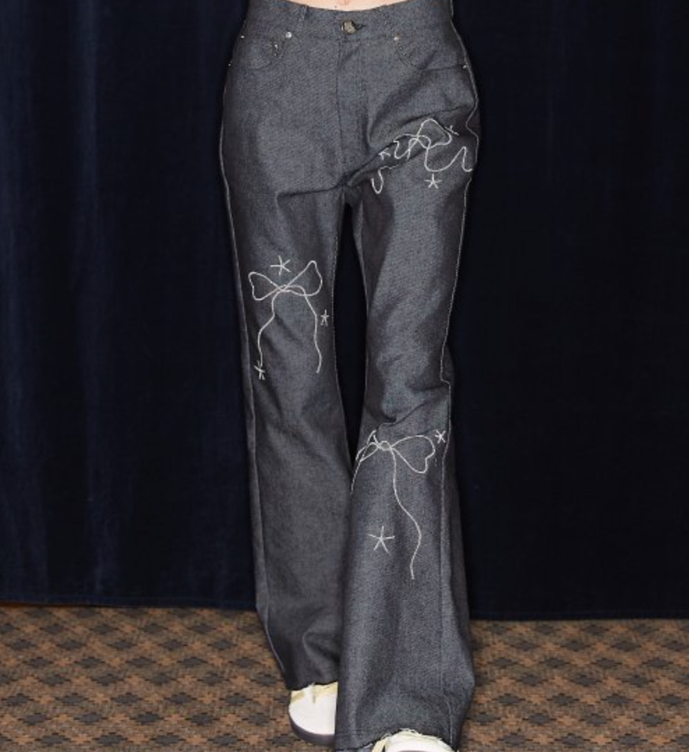 พร้อมส่ง Luvistrue กางเกงยีนส์ขายาวสีดำ ลายโบว์เพรช รุ่น NM RIBBON PANTS(BLACK)