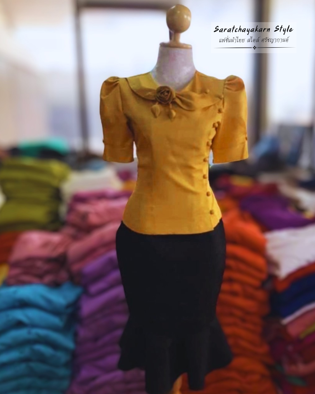 เสื้อผ้าไหมลาว แขนตุ๊กตา แต่งคอดอกไม้  ใส่แมชกับผ้าถุง หรือกางเกง สวยมาก