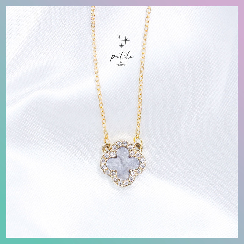 Marble Clover with Necklace - สร้อยคอ ใบนำโชคลายหินอ่อนสีเทาเข้มขอบเพชร สีทอง