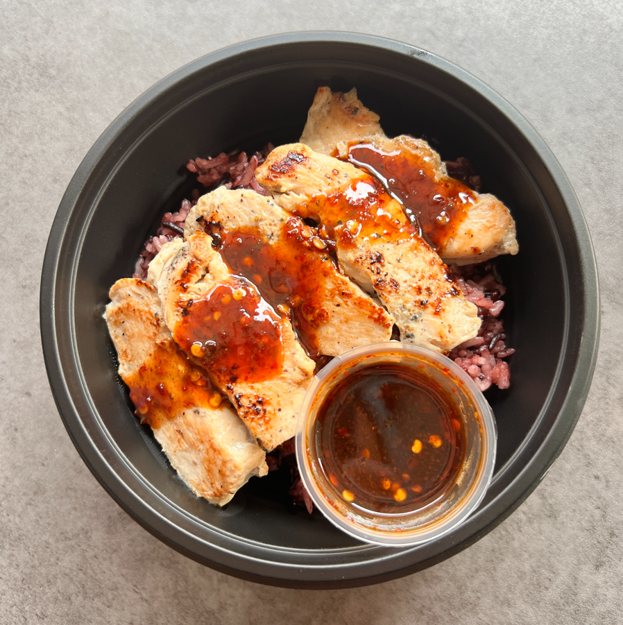 อาหารคลีนพร้อมข้าว -ข้าวหน้าไก่ย่างพริกไทยดำจิ้มเเจ่วมะขาม