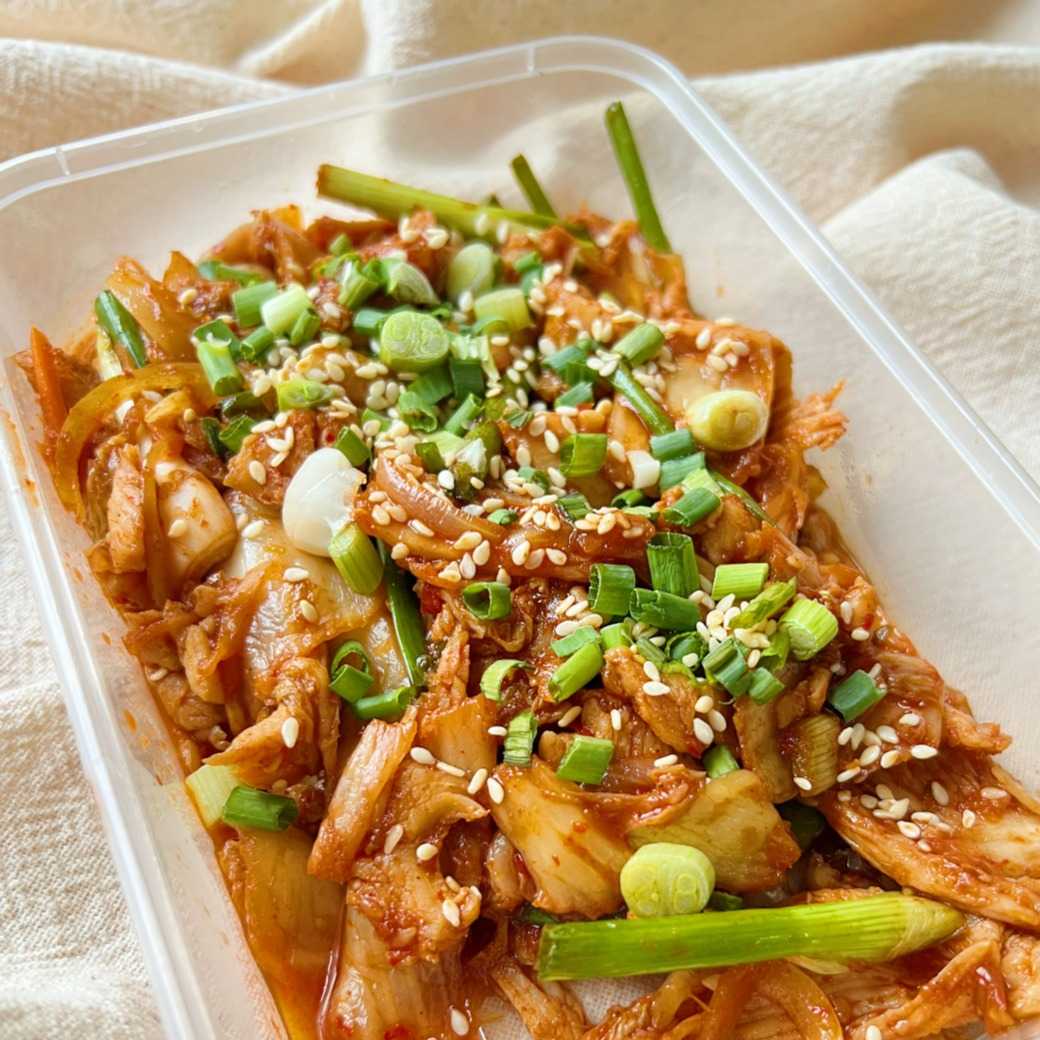 เมนูกับข้าว โปรตีนสูง -อกไก่ผัดกิมจิ (อกไก่ 150กรัม)