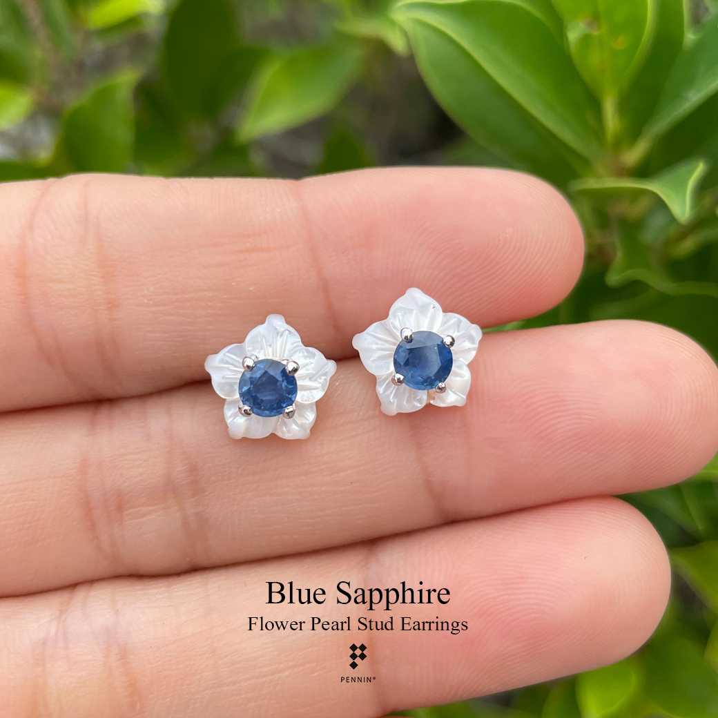 E2922001 ต่างหูไข่มุกดอกไม้ฝังไพลิน 4.5mm 0.85ct หนามเตย แบบเสียบ