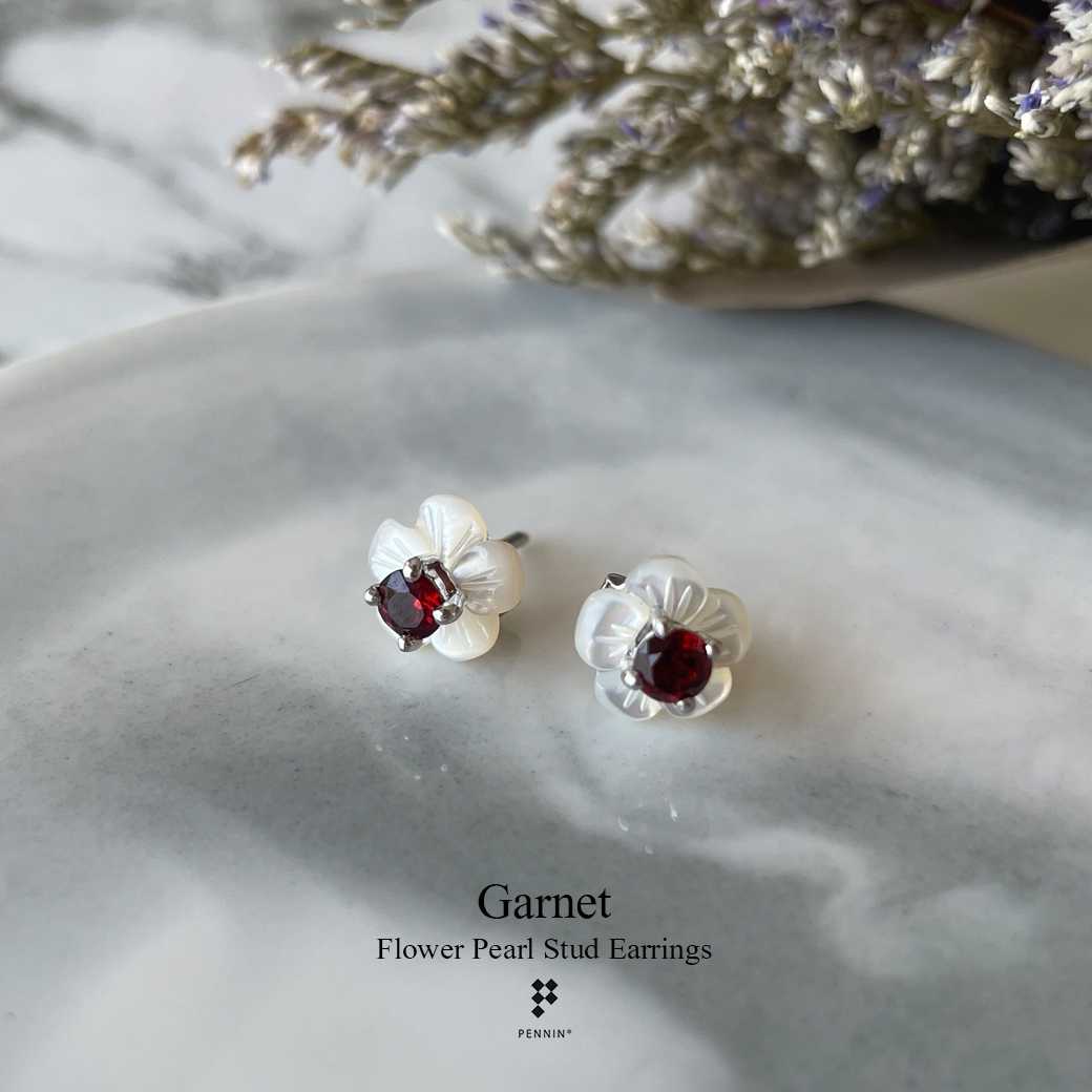 E2930101 ต่างหูไข่มุกดอกไม้5 กลีบ ฝังโกเมน 3.5mm 0.6ct หนามเตย แบบเสียบ