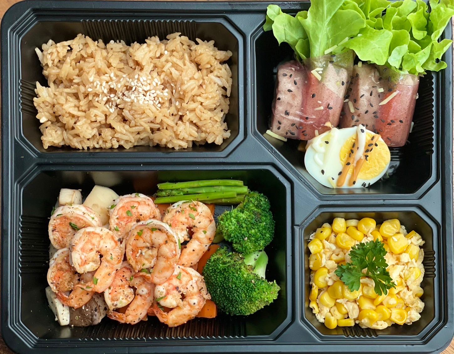 Grilled shrimp with rolled salad