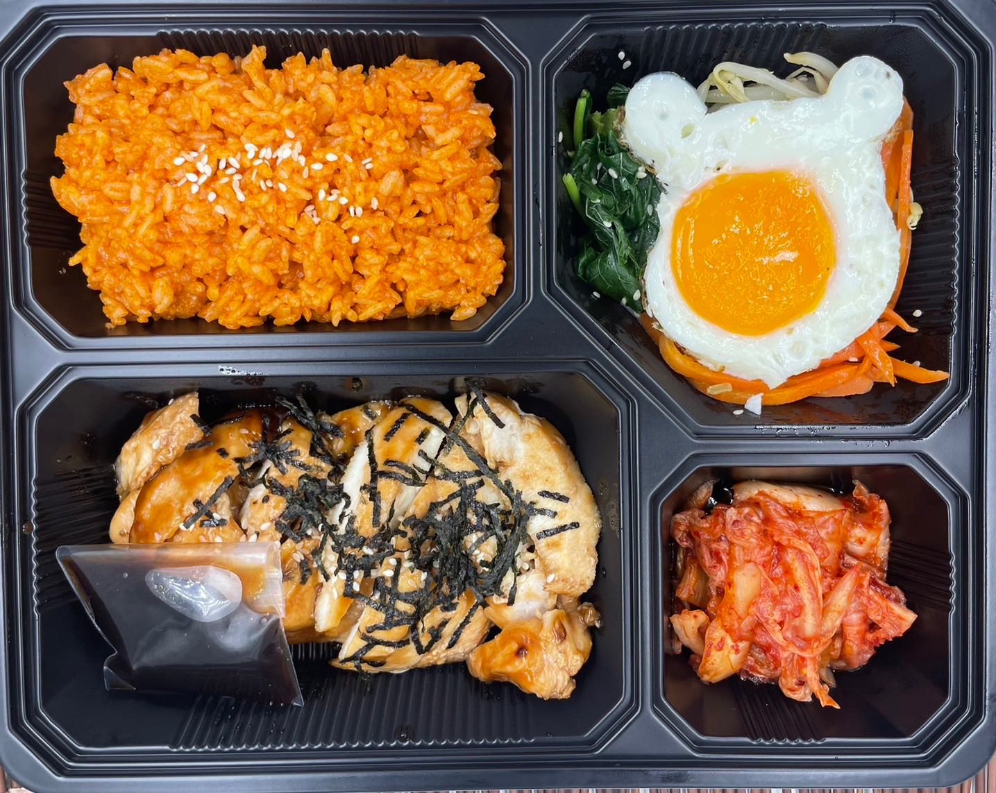 Korean chicken with omelette 