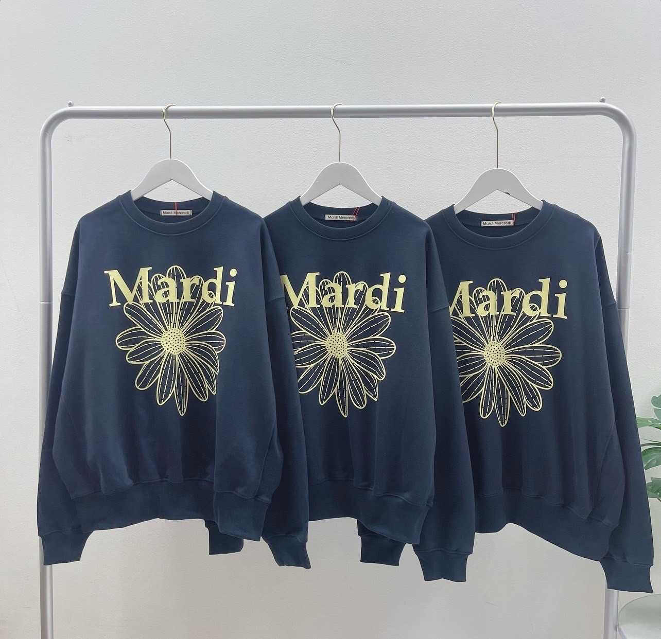 Mardi Flower Sweatshirt (Navy/Lemon)