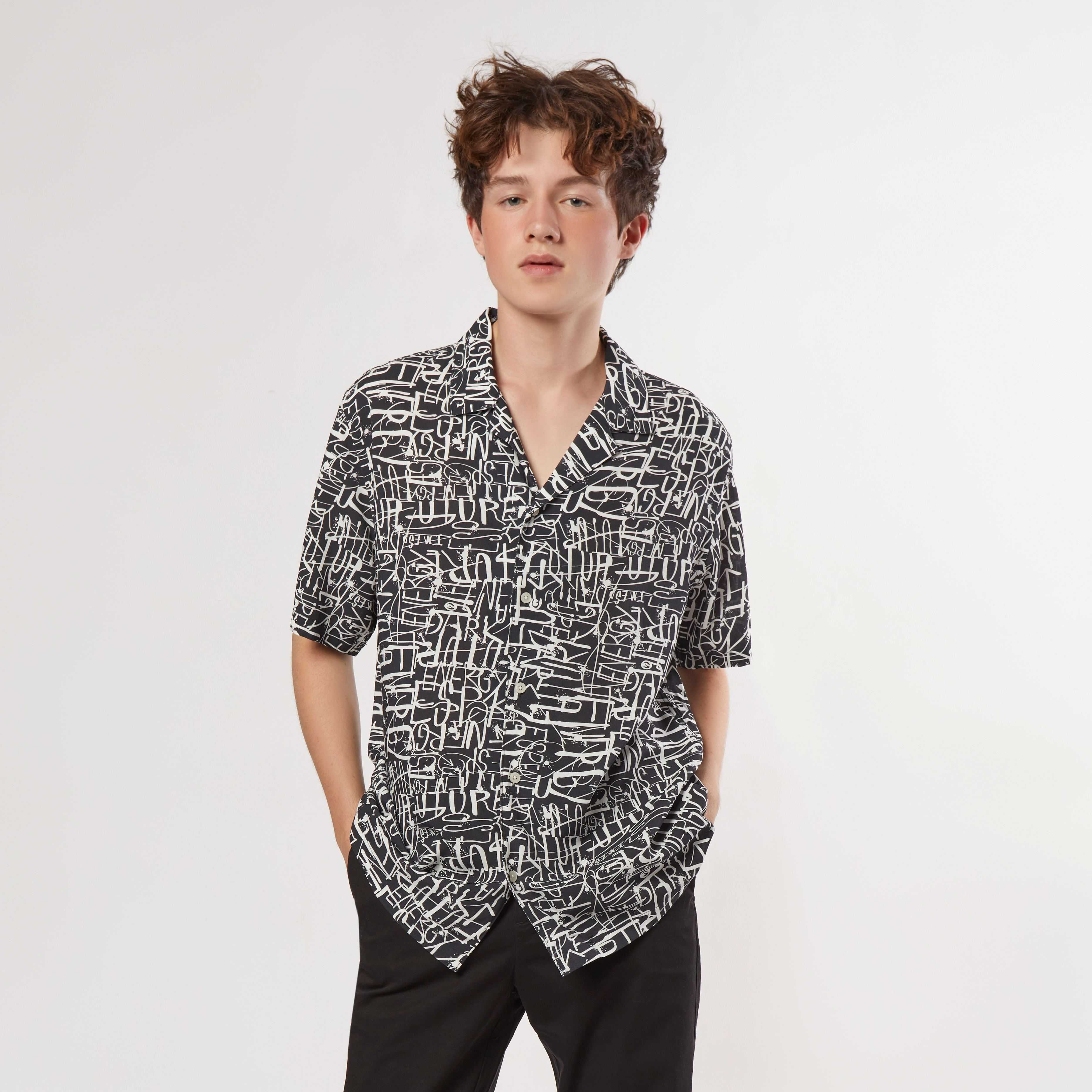 เสื้อเชิ้ตแขนสั้นลายกราฟิก | 03833